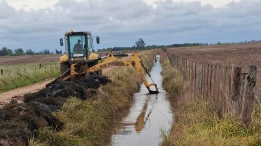 Trabajan para reestablecer el camino que conecta Martínez de Hoz - Las Toscas
