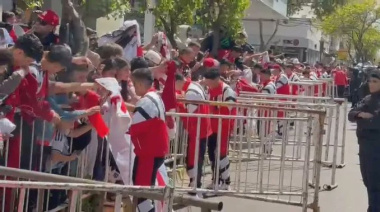 Cientos de hinchas se acercaron a saludar la llegada de River a Junín