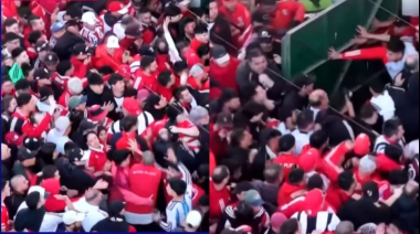 Al principio, caos con los de River y al final, represión con gas a los de Sarmiento