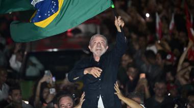Lula le ganó el balotaje a Flávio Bolsonaro y asumirá un cuarto mandato en Brasil
