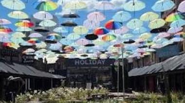 Un "cielo de paraguas" muestra una nueva fisonomía en el centro de Junín