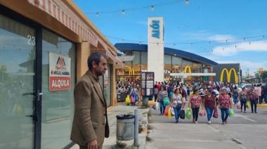 Crisis local: El poder abraza, el comercio paga