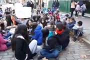 Sentada de alumnos: reclaman más salones o un edificio nuevo