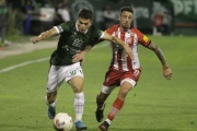 Con sufrimiento, Ferro se metió en semifinales