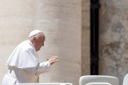 El Papa, reacio a admitir candidatos homosexuales en los seminarios porque ya hay "mucho mariconeo"