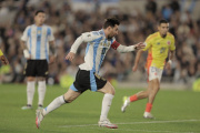 Con uno menos, Argentina rescató un empate ante Colombia en el Monumental