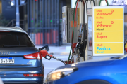 Fuerte caída del petróleo: ¿Bajan las naftas?