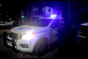 Un motociclista falleció degollado por un cable en la calle, atado entre dos árboles