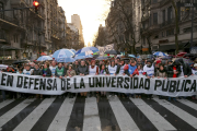 Docentes y no docentes de la UBA iniciaron un paro por recomposición salarial