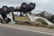 Milagro en la Ruta 51: Padre e hijo salieron ilesos tras el impresionante vuelco de un camión