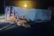 Vecinos de Chacabuco vaciaron un camión con pollos tras un vuelco en la Ruta 7