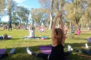 Celebración de la primavera con yoga y picnic