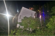 Chivilcoy: un camionero murió al volcar su vehículo cargado de soja