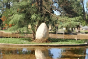 Un misterioso huevo gigante en el parque municipal genera intriga en la población