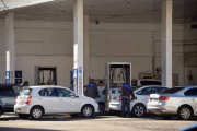 Más intendentes imponen tasas municipales a la carga de combustible