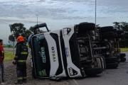 Volcó un camión en la rotonda de las rutas 188 y 65