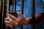 Un concejal libertario presentó un amparo para prohibir el uso de celulares en las cárceles
