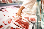 Con cortes que subieron más de 60% en 12 meses, el consumo de carne cayó al menor nivel en 20 años