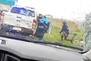 Escándalo en Pergamino: Filmaron a policías guardándose bebidas de un camión que volcó en la Ruta 188