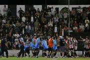 Una batalla campal suspendió la final entre Defensa y Ambos Mundos