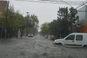 Un fuerte temporal anegó Santa Rosa y pidieron a los vecinos resguardarse en sus hogares