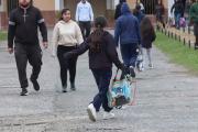 Al colegio con mochilas transparentes y bolsas de compras