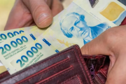 La mitad de las personas ocupadas ganaba menos de $900.000 a fines de marzo