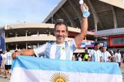 El Hincha menos pensado: Petrecca frotó el pendrive y viajó con la familia a ver Argentina - Jordania
