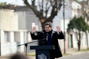 Con la interna al rojo vivo en su territorio, Kicillof se lanza hacia el interior