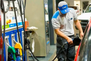 El Gobierno dispuso un aumento parcial del Impuesto a los combustibles para agosto