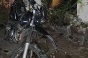 Una persecución terminó con un patrullero y una moto destruyendo el frente de un local