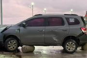 El viento descontroló una camioneta: Su conductor perdió el control y chocó contra el paredón de la costa