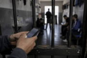El Gobierno oficializó el bloqueo de celulares en las cárceles: cómo funcionará