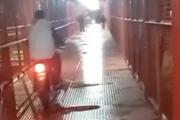 El puente peatonal de calle Rivadavia, donde desaprensión y riesgo es lo normal