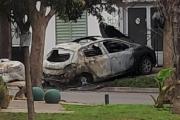 ¿Qué hay detrás del incendio de un auto en el barrio San Cayetano?