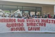La comunidad de la Técnica 2 realizó un abrazo solidario exigiendo la vuelta del director
