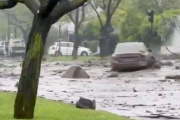 Impactante aluvión arrastró vehículos en Santiago de Chile tras días de lluvias intensas