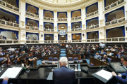 Aprobaron la Ley Ema contra el acoso digital y prohibieron celulares en los secundarios