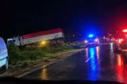 El diluvio y la ruta en mal estado contribuyeron a que un camión terminara en la banquina