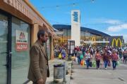 Crisis local: El poder abraza, el comercio paga