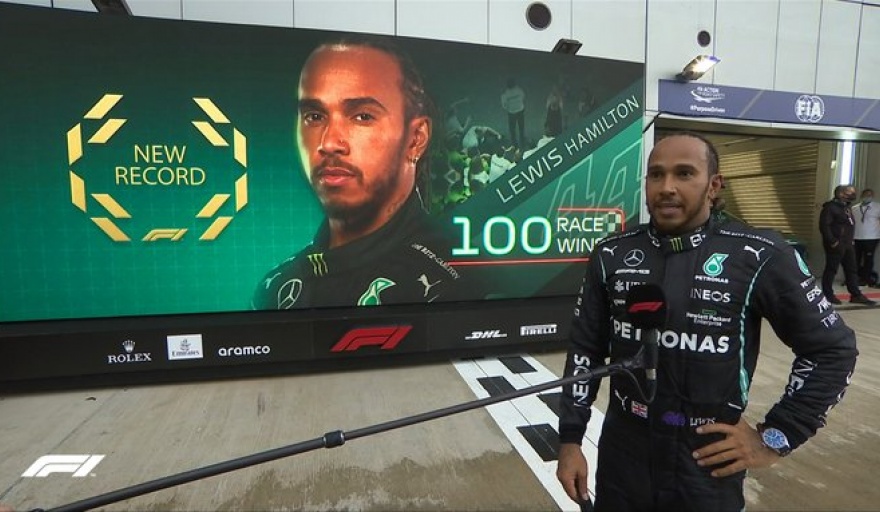 El momento donde la transmisión oficial presenta el récord 100 victorias a Hamilton