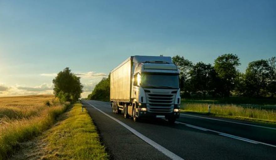 Restringen la circulación de camiones por autopistas y rutas ...