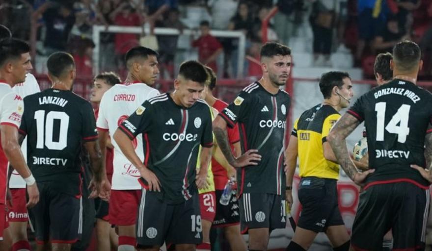 Huracán venció a River en Parque Patricios y lo alejó de la punta -  Semanario de Junín