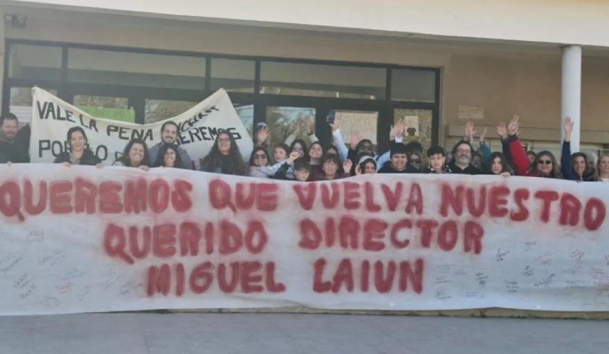 La comunidad de la Técnica 2 realizó un abrazo solidario exigiendo la vuelta del director
